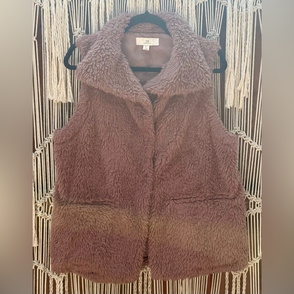 Thread & Supply women’s Tan Faux Fur puffy Vest. Never worn. Size L